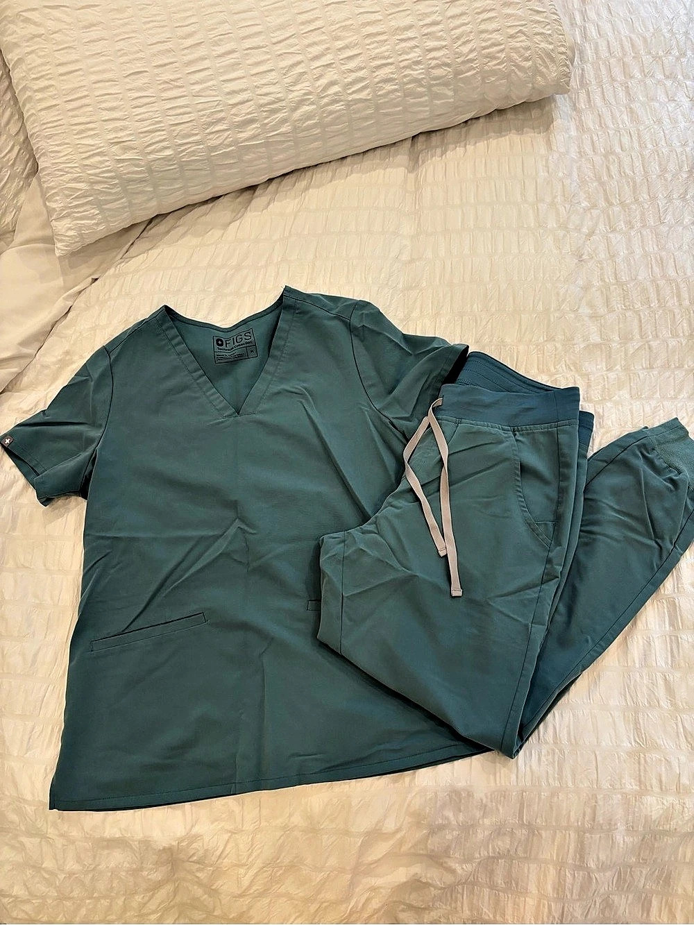 FIGS Casma Top (M) and Zamora Jogger (M) Scrub Set in Seafoam Green